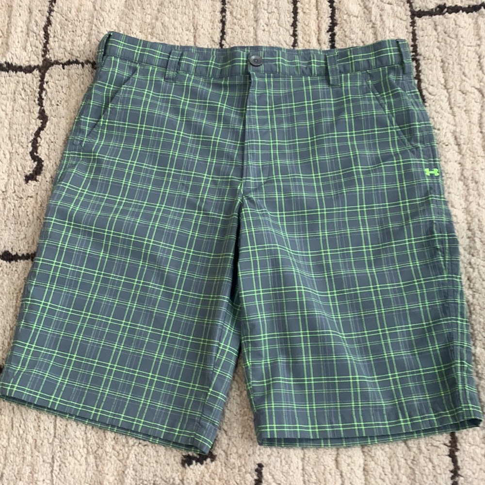 Under Armour men’s size 36 golf shorts. Grey/green